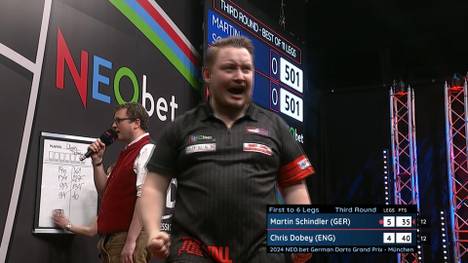 Martin Schindler steht im Viertelfinale des NEO.bet German Darts Grand Prix München 2024. Auf dem Weg dahin schlägt er "Hollywood" Chris Dobey.