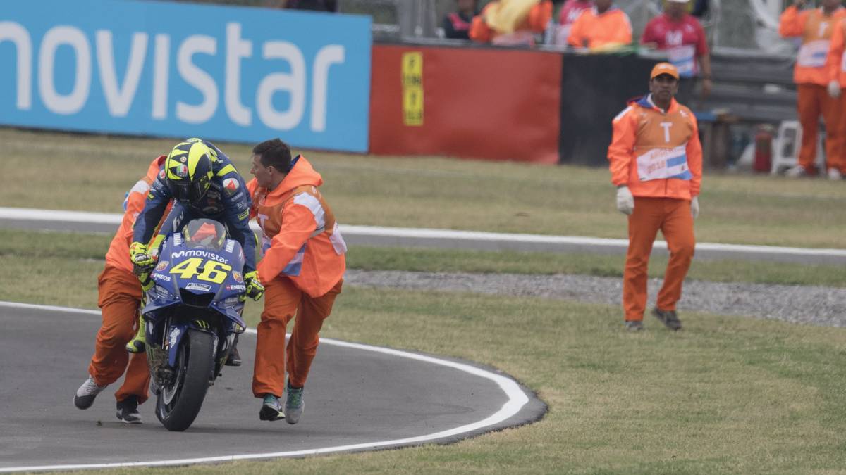 Er touchiert zunächst seinen Landsmann Aleix Espargaro, entschuldigt sich kurz mit einer Geste beim Aprilia-Piloten und pflügt weiter durch das Feld. Vier Runden vor dem Ende schließt er zu Rossi auf - es kommt, was kommen muss. "Er war eine Sekunde schneller als ich. Warum hat er nicht bis zur nächsten Kurve gewartet?", fragt Rossi nach dem GP entnervt