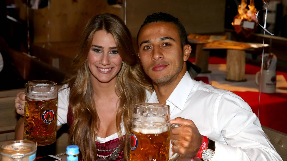 Thiago Alcantara und Julia Vigas