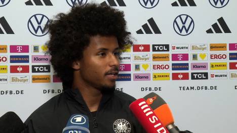 Karim Adeyemi äußert sich in einer Medienrunde über Joshua Kimmichs neue DFB-Rolle auf der Sechs. Der Offensivspieler findet lobende Worte.