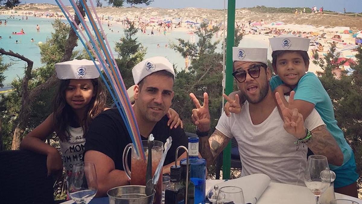 Familientrip bei Dani Alves: Der Brasilianer wartet mit Anhang im Piraten-Outfit auf Paella. "Die Piraten sind schon bereit für die Paella", schreibt der Außenverteidiger auf Instagram