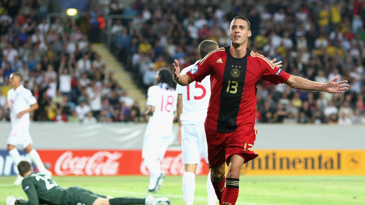 SANDRO WAGNER: Dass der Münchner noch einmal in der A-Elf Karriere macht, scheint lange Zeit utopisch, bringt es dort aber auf fünf Tore in acht Spielen, ehe er nach einer Nichtnominierung für die WM 2018 seinen Rücktritt erklärt. Macht 2009 im Finale mit einem Doppelpack zum 3:0 und 4:0 alles klar. Wechselt 2019 vom FC Bayern nach China