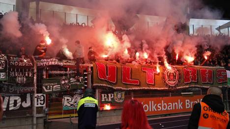Die Fans von Hannover zünden im Derby gegen Braunschweig Pyrotechnik 