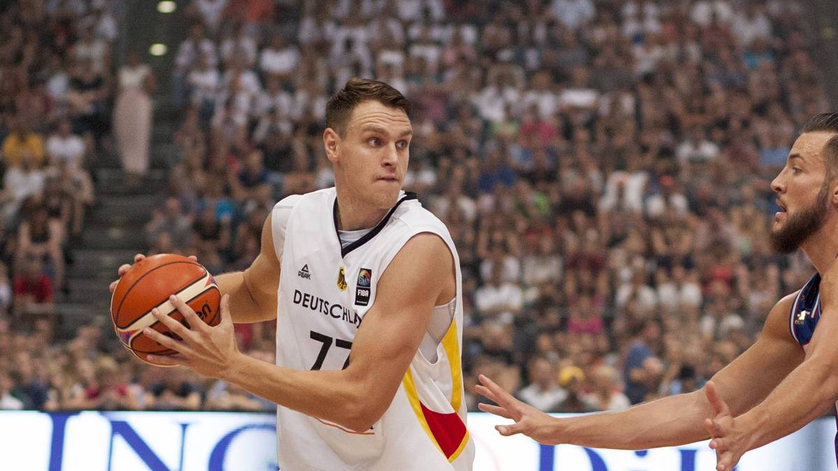 Johannes Voigtmann (FRAPORT SKYLINERS, 211 cm, Center, 30.09.1992, 22 Länderspiele): Der Frankfurter Big Man ist quasi Pleiß' einziger Ersatz. Mit 22 Jahren fehlt es ihm an Erfahrung, das Talent ist aber definitv vorhanden. Sicheres Händchen aus nahezu jeder Distanz, kräftiger Körper und ein gutes Auge für die Mitspieler. Voigtmann ist nicht nur ein Büffel unter dem Korb, den gepfelgten No-Look-Pass hat der Center ebenfalls im Repertoire. Aus Mangel an Alternativen könnte ein sattes Paket Spielzeit auf den Youngster zukommen