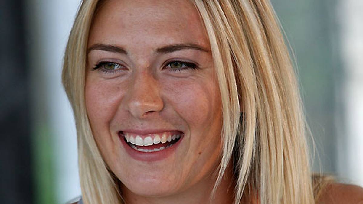 Tatsächlich ist die ehemalige Weltranglisten-Erste offenbar das Opfer einer neuseeländischen TV-Sport-Comedyshow namens "The Crowd Goes Wild", für die McOnie als "Reporter mit eigenem, speziellem Ansatz" arbeitet. Seit dem WTA-Turnier in Auckland vor zwei Wochen verfolgt er Scharapowa mit durchgeknallten Fragen, die wohl lustig sein sollen