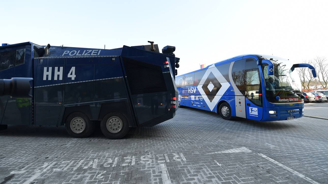 Wasserwerfer vor HSV-Stadion
