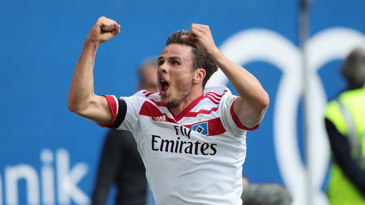 NICOLAI MÜLLER: Die Situationen ähneln sich sehr: Müller führte nach seinem Führungstreffer für den HSV gegen Augsburg vor eineinhalb Jahren einen Freudentanz auf. Beim anschließenden Jubelsprung knickte er bei der Landung mit dem Knie um
