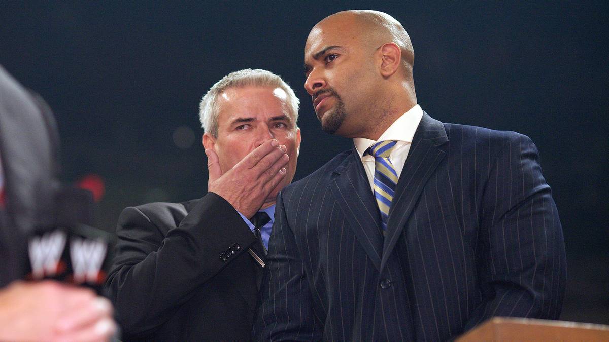 5. DEZEMBER 2005 - Die Ära von GM Bischoff endet, mit einem bizarren Schauprozess unter WWE-Boss Vince McMahon. Dessen Urteil: schuldig, RAW nicht mehr im Griff zu haben. Bischoff wird gefeuert und von John Cena in einen Müllwagen geworfen