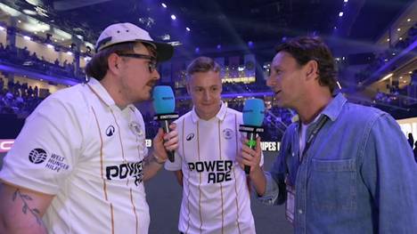 Felix Kroos, Teamchef der Two Stripes United, scherzt nach dem Spiel mit SPORT1-Reporter Nico Kaufmann, der plötzlich neues Mitglied seines Teams wird. 