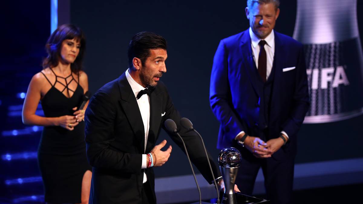 Er richtet einige Worte an das Publikum und bedankt sich bei seinem Trainer, seinem Klub und seinen Mitspielern