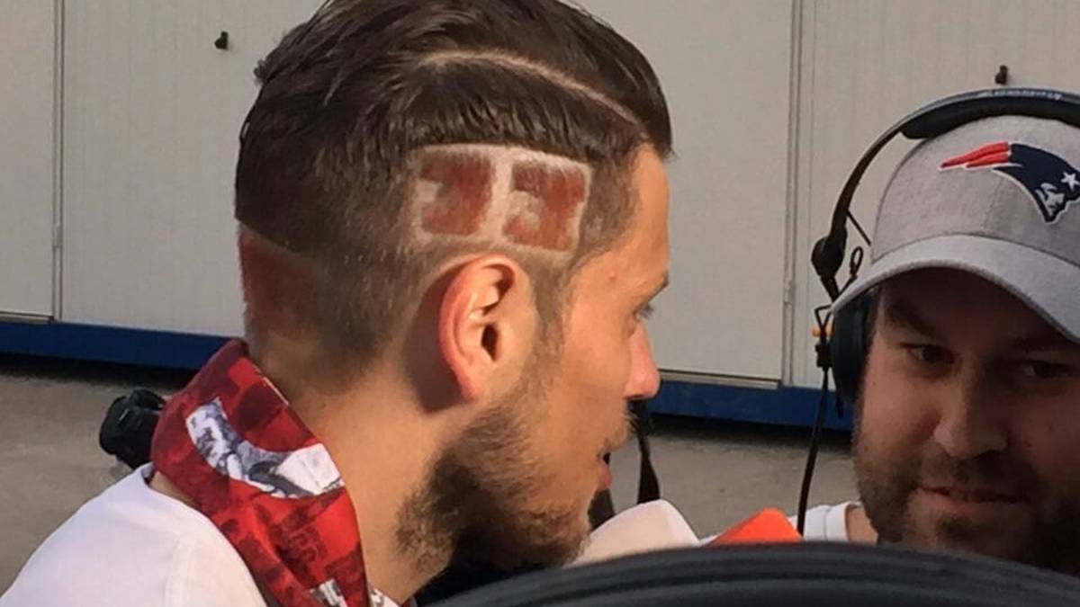 Daniel Ginczek hat sich augenscheinlich eine "11" in die Frisur fertigen lassen