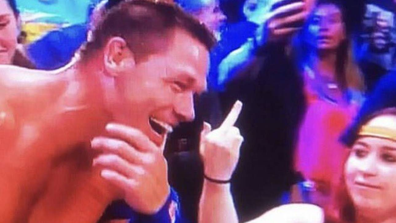 Cena reagiert auf Stinkefinger