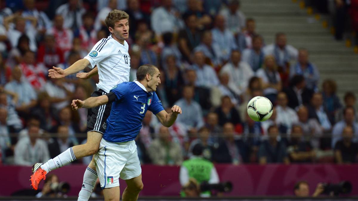 Die Konsequenz: Müller verliert seinen Stammplatz, kommt im Viertelfinale gegen Griechenland und im Halbfinale gegen Italien nur von der Bank. Doch auch als Joker sticht der "Raumdeuter" bei der EM nicht