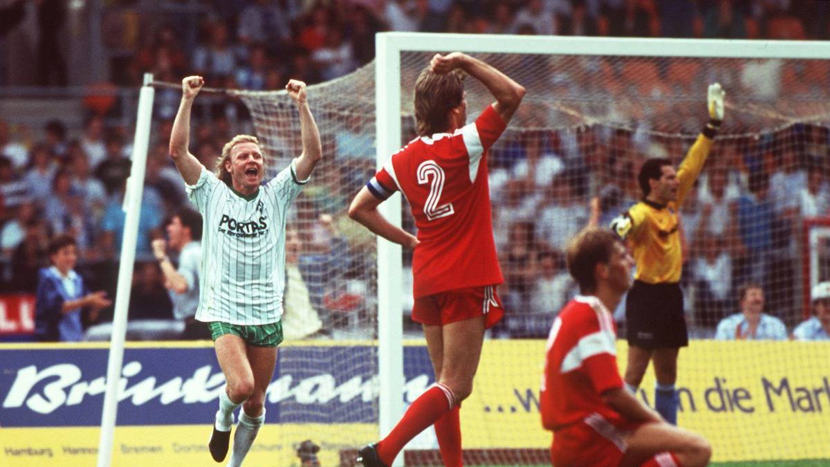 Zwei Jahre später darf sich Burgsmüller endlich Deutscher Meister nennen. Im Alter von 38 Jahren! In 21 Jahren Profi-Fußball bleibt es sein einziger Titel, da …