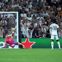 Manuel Neuer spielt im Halbfinale des FC Bayern bei Real Madrid groß auf. Der Superstar lässt die eigenen Fans jubeln - und die Anhänger der Königlichen verzweifeln. 