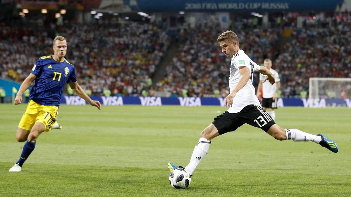 THOMAS MÜLLER: Begann auf der rechten Außenbahn, zeigte ein hohes Laufpensum, strahlte aber kaum Torgefahr aus. Arbeite in der 6. Minute nach einem Boateng-Patzer stark mit nach hinten und rettete gegen Forsberg. In der zweiten Halbzeit nichts zu sehen von ihm, außer einer guten Flanke auf Werner (81.). Seine bisherigen WM-Leistungen rechtfertigen einen Startelfeinsatz gegen Südkorea nicht. SPORT1-Note: 5,5