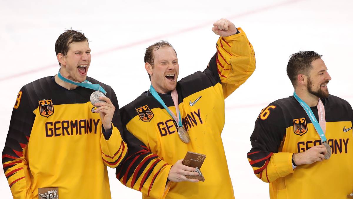 Gleich 14 Olympia-Helden werden bei der WM 2018 in Dänemark (ab 4. Mai LIVE auf SPORT1) aber fehlen - darunter Goalie Danny aus den Birken (Verletzung), Marcel Goc (Rücktritt), Christian Ehrhoff (Rücktritt) , Patrick Reimer (Rücktritt) Frank Mauer (Verletzung), Frank Hördler (Verletzung), Brooks Macek (private Gründe)