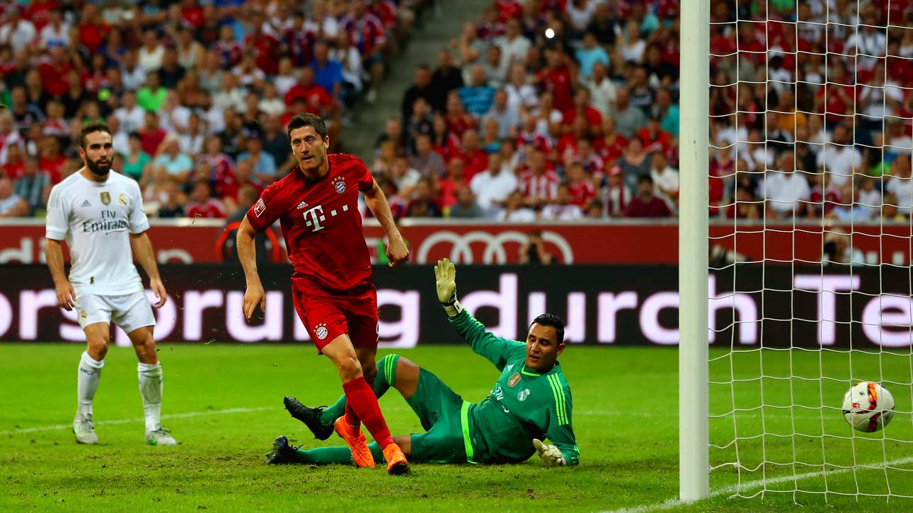 Robert Lewandowski schießt das Siegtor im Audi Cup Finale 2015 gegen Real Madrid_FC Bayern Muenchen v Real Madrid  - Audi Cup 2015