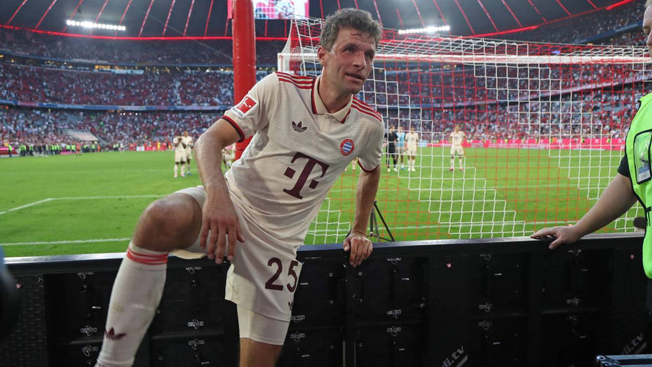 Thomas Müller auf dem Weg in die Südkurve