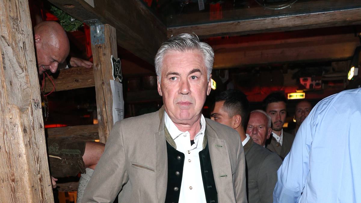Ganz adrett präsentiert sich Bayerns Trainer Carlo Ancelotti in seiner Leiderhose