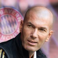 Kommt Zinédine Zidane als Trainer zu den Bayern? Laut einem spanischen Medienbericht soll eine Einigung kurz bevorstehen. SPORT1 ordnet das Gerücht ein.