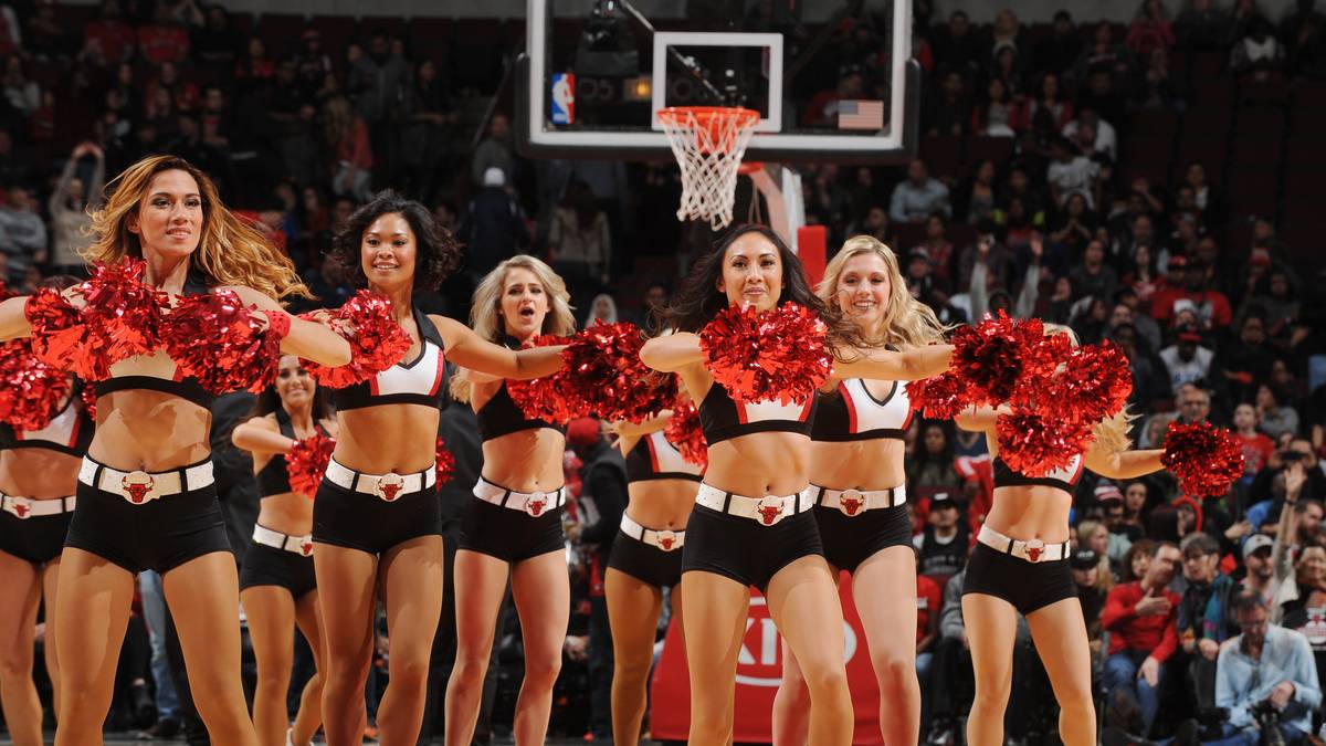 Die neue Woche in der NBA beginnt gut: Hier tanzen die Cheerleader der Chicago Bulls in der Halbzeitshow. Kann man lassen!