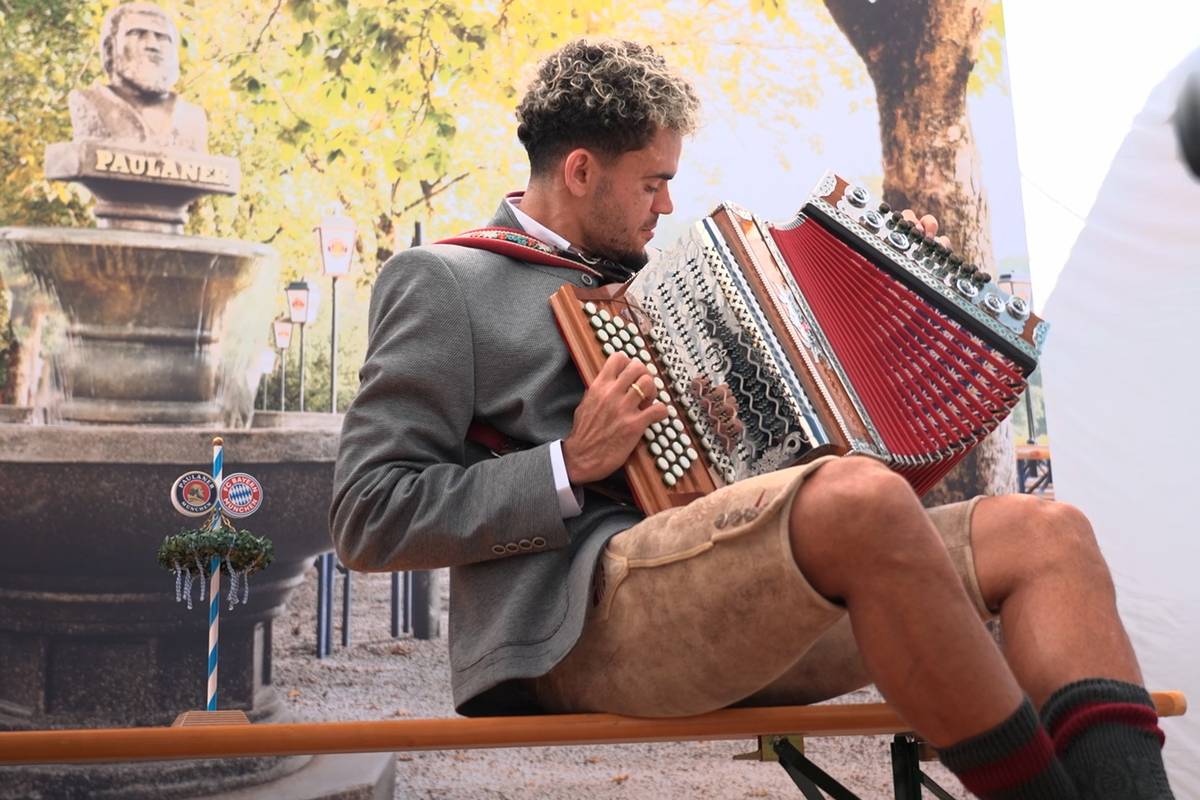 Luis Díaz offenbart beim traditionellen Lederhosenshooting des FC Bayern ein besonderes Talent. Das Trachten-Fotoshooting des deutschen Rekordmeisters ist vor allem für die Neuzugänge etwas ganz Besonderes.