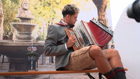 Luis Díaz offenbart beim traditionellen Lederhosenshooting des FC Bayern ein besonderes Talent. Das Trachten-Fotoshooting des deutschen Rekordmeisters ist vor allem für die Neuzugänge etwas ganz Besonderes.