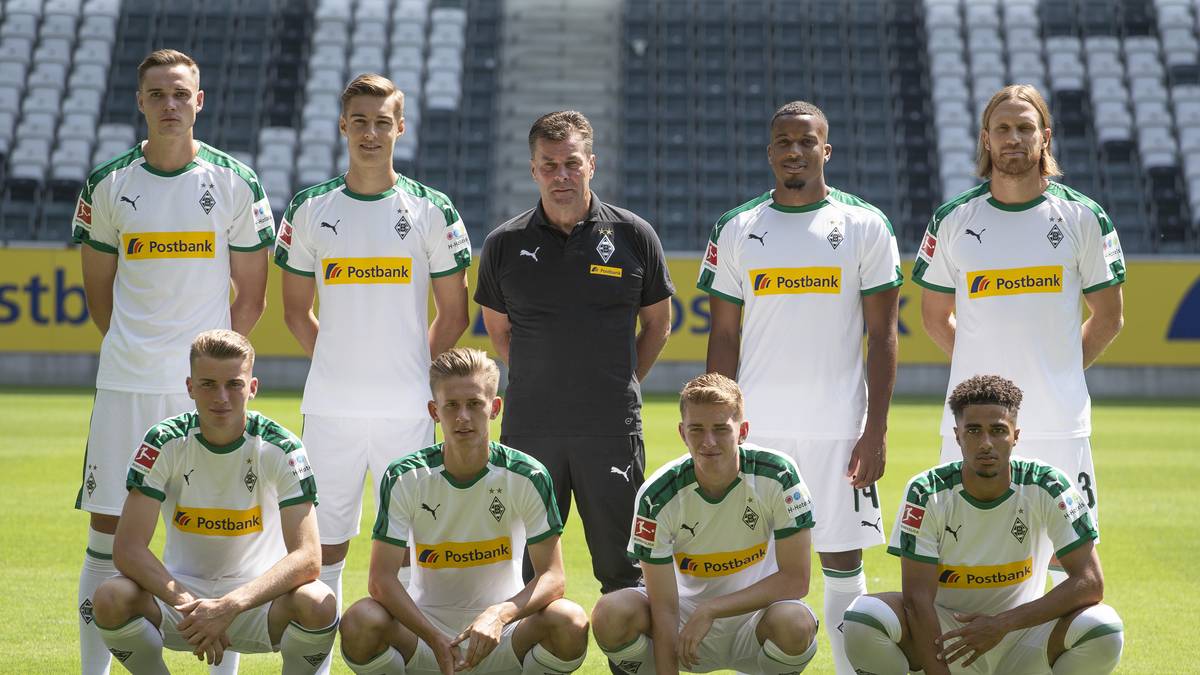 BORUSSIA MÖNCHENGLADBACH: Zu dezent ist auch das Trikot der Fohlenelf. Das Logo des Sponsors wurde nicht ins Design einbezogen und wirkt draufgeklebt. Der grün-schwarze Schulter-Streifen reicht nicht um zu überzeugen