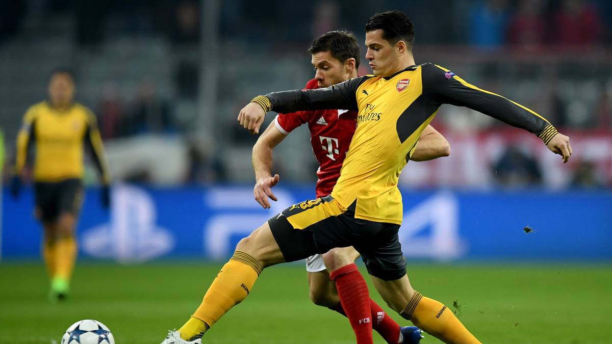 GRANIT XHAKA: Der frühere Gladbacher geriet wenig überraschend einmal mit Arturo Vidal aneinander und kassierte wenig überraschend eine Gelbe Karte. In der 39. Minute verpasste Xhaka aus aussichtsreicher Position das mögliche 2:1. Defensiv mit Problemen. SPORT1-Note: 4,5