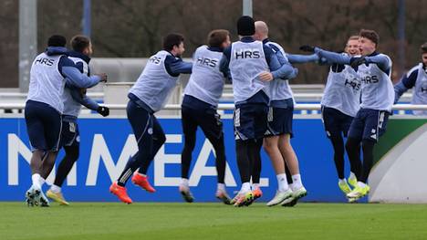 Schalke 04 und der Aufstieg: Es soll in dieser Saison klappen. SPORT1 verschafft einen Überblick, was für die Knappen spricht - und welcher Experte sich gegensätzlich äußert. 