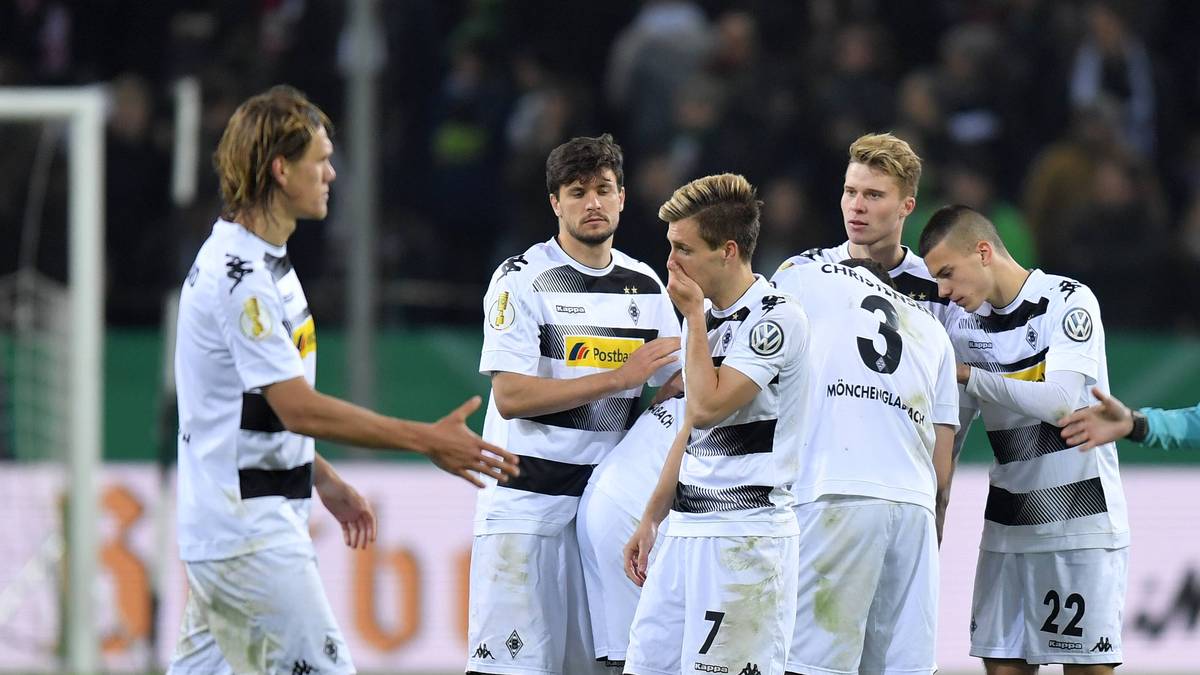 Die Gladbacher Spieler sind nach dem Aus vollkommen aufgelöst und können sich den Traum vom Pokalsieg nicht mehr erfüllen