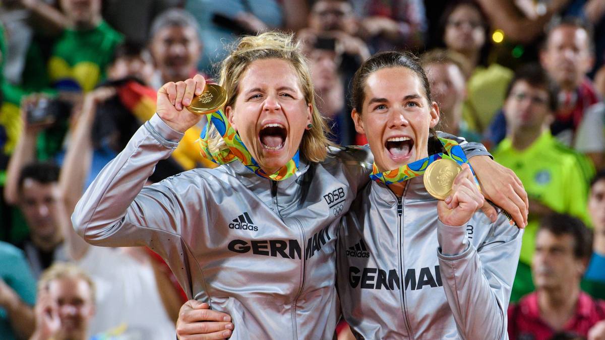 Laura Ludwig (l.) und Kira Walkenhorst bejubelten an der Copacabana die Goldmedaille