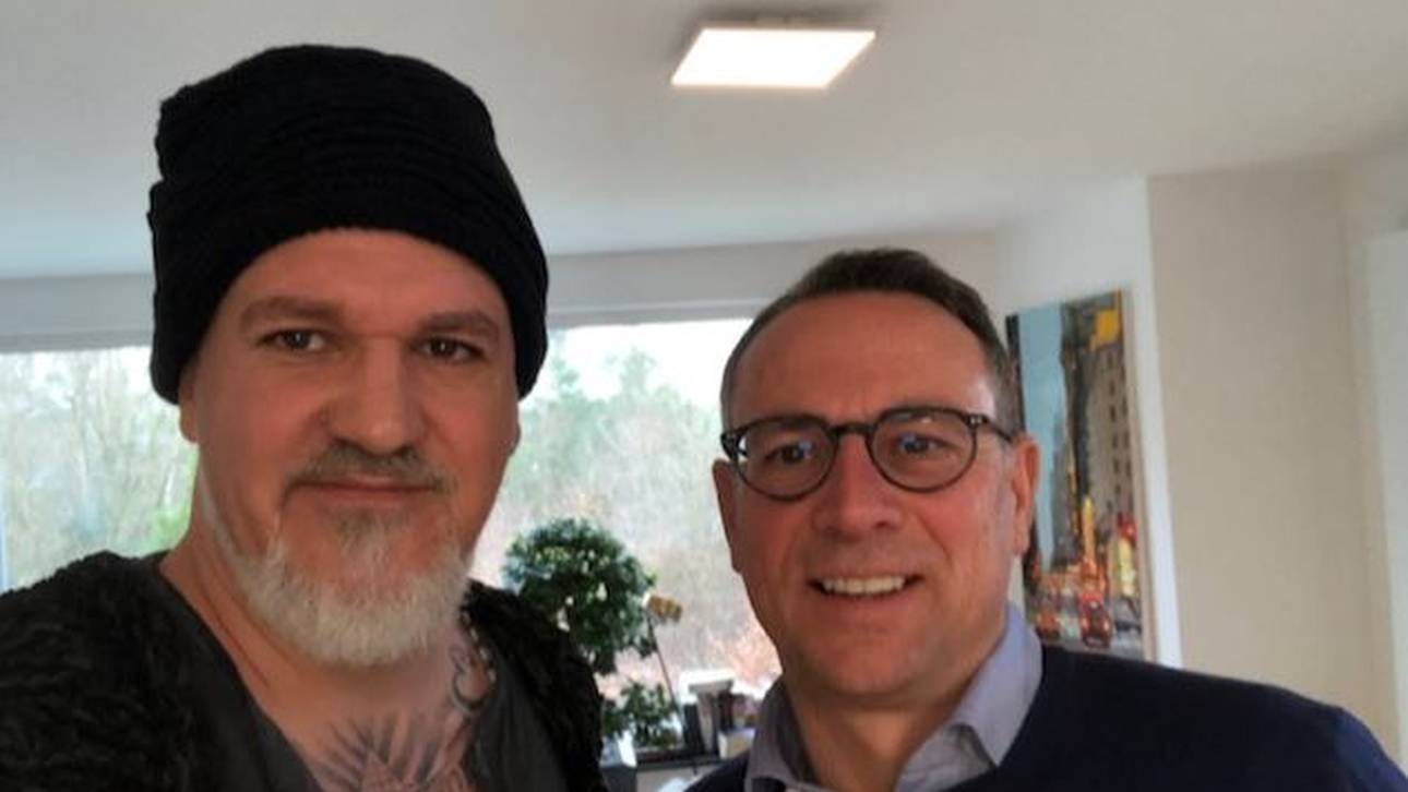 Erstes Interview nach dem Aus beim FCK: SPORT1-Reporter Reinhard Franke (l.) besuchte Martin Bader bei ihm zu Hause in Kaiserslautern.