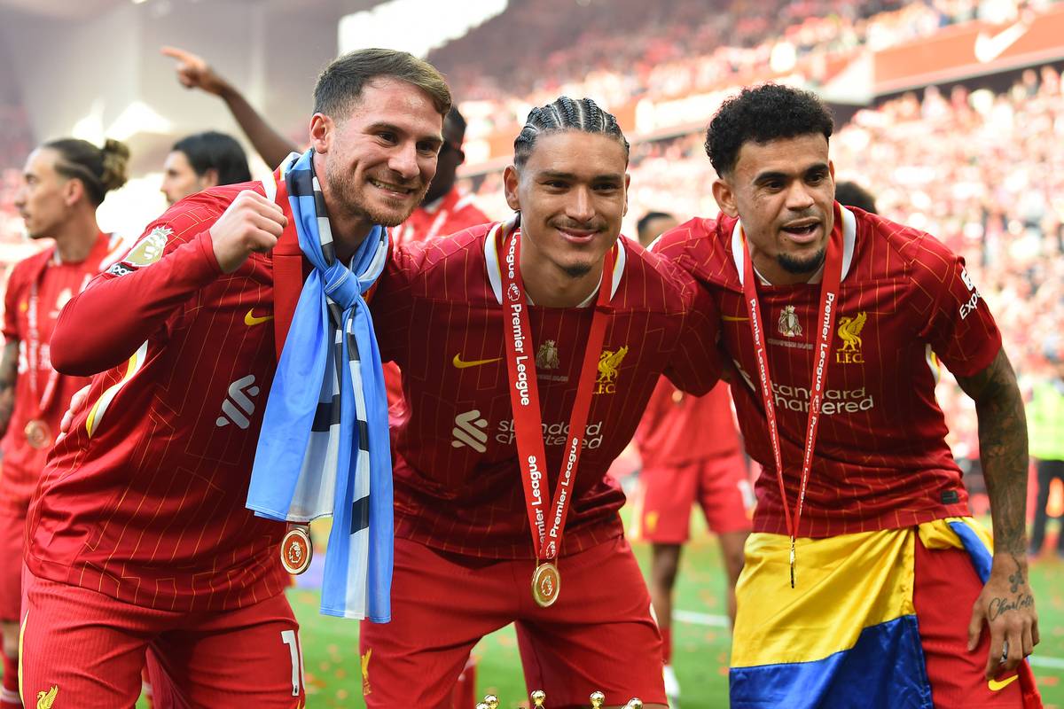 Der FC Bayern ist weiter auf der Suche nach einem weiteren Offensivspieler und soll mit einem ersten Angebot beim FC Liverpool abgeblitzt sein.
