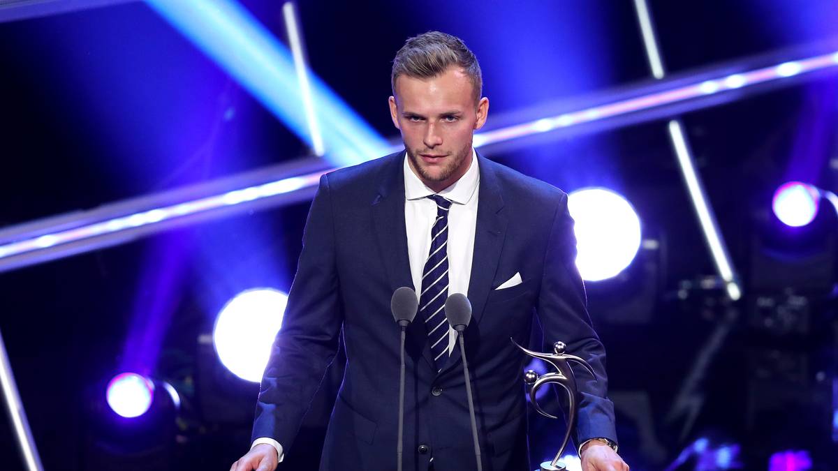 Einen ganz besonderen Preis bekommt Lennart Thy. Der frühere Bremer hilft im März einem Leukämie-Patienten und verzichtete dafür auf ein Ligaspiel bei seinem damaligen Klub VVV Venlo. Dafür bekommt er den Fair-Play-Award