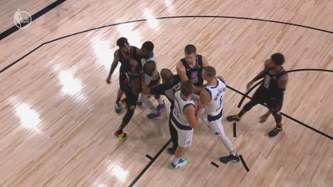 Die Dallas Mavericks verlieren den Playoffs-Auftakt gegen die LA Clippers trotz einer Gala von Luka Doncic. Der umstrittene Rauswurf von Porzingis erhitzt die Gemüter.