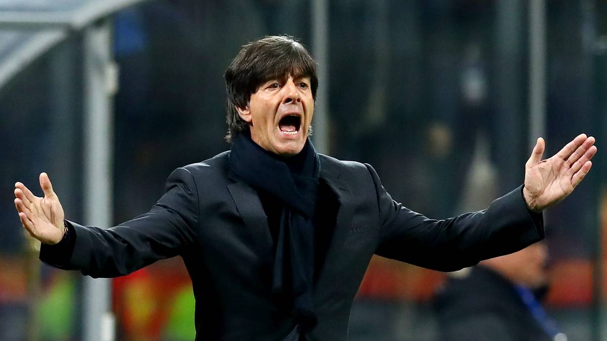 Löw ist offensichtlich nicht zufrieden mit dem Auftritt seiner Mannschaft