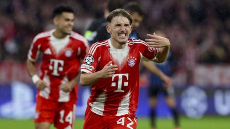 Vor der Saison hätte wohl kaum jemand gedacht, dass Lennart Karl Stammspieler beim FC Bayern werden könnte. Doch der Youngster ist derzeit in Topform und ragt sogar heraus.