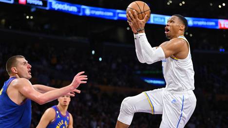 Die Los Angeles Lakers holen sich im sechsten Spiel endlich den ersten Sieg in der aktuellen NBA-Saison. LeBron James war beim 121:110-Erfolg der Kalifornier gegen die Denver Nuggets mit 26 Zählern Topscorer.