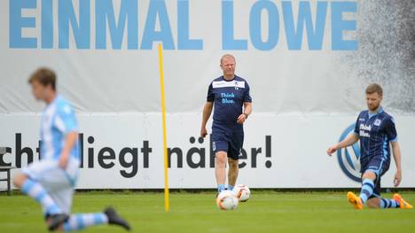 Der Vertrag von Trainer Torsten Fröhling (M.) wurde bis 2016 verlängert