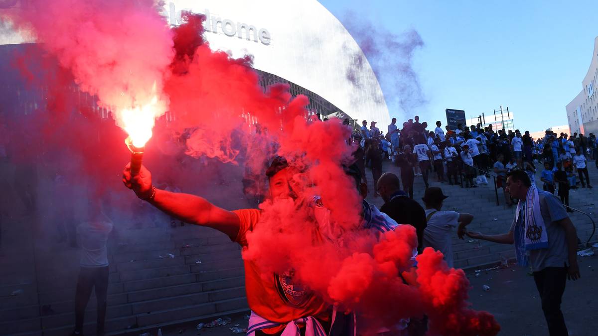 Die Salzburger dürfen sich auf eine hitzige Atmosphäre gefasst machen. Vor dem Stadion brennen OM-Fans Pyrotechnik ab