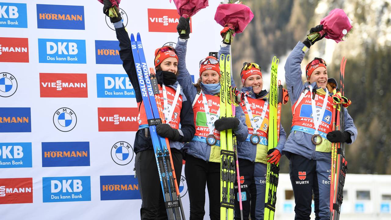 Biathletinnen in der Weltcup-Staffel von Antholz auf dem Podest