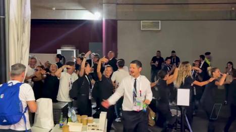 Mit dem Last-Minute-Sieg gegen Norwegen zieht Italien bei der Frauen-EM ins Viertelfinale ein. Anschließend wird ausgelassen gefeiert - mit Polonaise und einem italienischen Kult-Song.