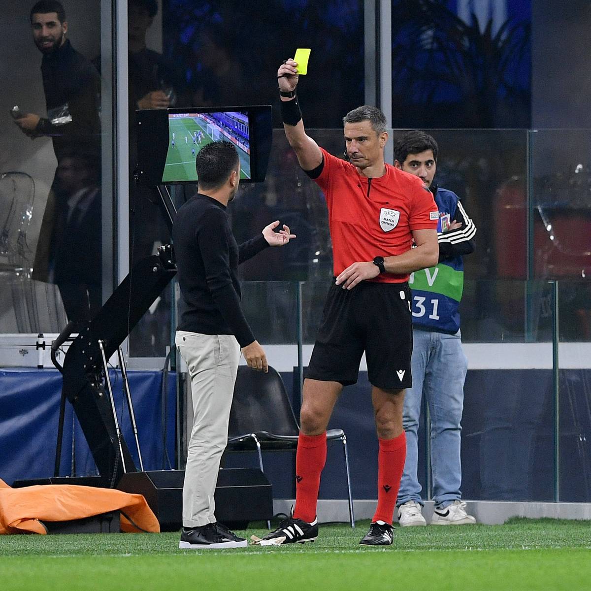 Bei der Auswärtsniederlage des FC Barcelona bei Inter Mailand kochen die Emotionen hoch. Auslöser sind zwei strittige Handspiel-Situationen. Barca-Coach Xavi tobt, der Klub will den Videoschiedsrichter sperren lassen.