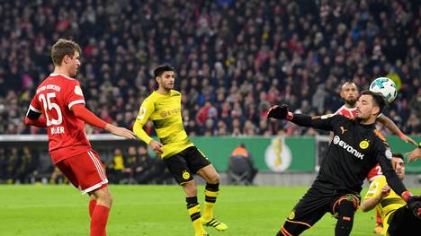 Thomas Müller trifft für den FC Bayern München gegen Borussia Dortmund im DFB-Pokal
