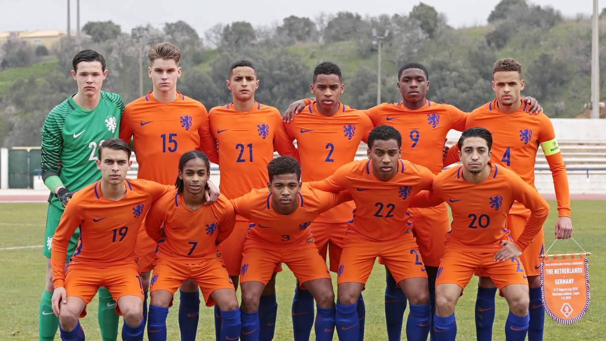 Zu Beginn der Saison verpflichtete die Borussia den Niederländer (unten rechts) von AZ Alkmaar. Für die Elftal spielt Pherai schon seit mehreren Jahren, aktuell in der U17