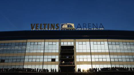 Das Spiel in der Veltins Arena beginnt mit Verspätung