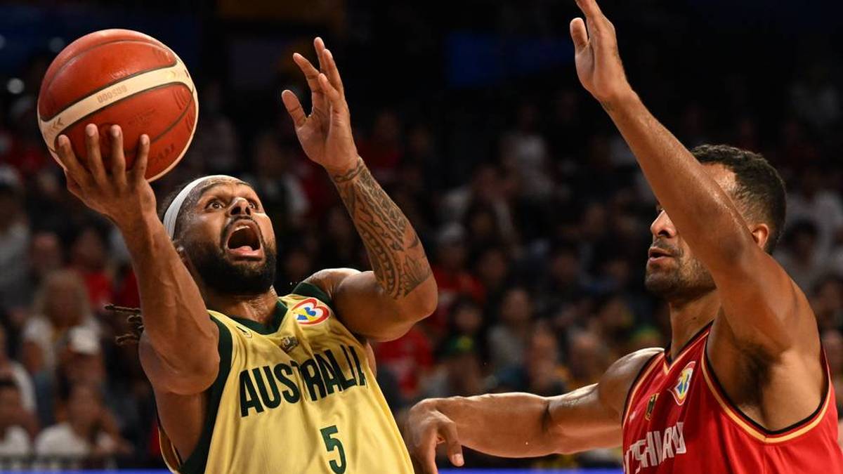 Patty Mills (kiri) memberikan pekerjaan berat kepada Jerman