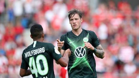 HALLE, GERMANY - AUGUST 12: Wout Weghorst (R) of Wolfsburg celebrates after scoring the 1-1 equalizer against Hallescher FC with Joao Victor Sa (L) of Wolfsburg during the DFB Cup first round match between Hallescher FC and VfL Wolfsburg at Erdgas-Sportpark on August 12, 2019 in Halle, Germany. (Photo by Ronny Hartmann/Bongarts/Getty Images)